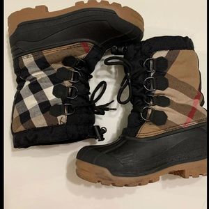 Burberry duck boots boys